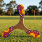 Boomerang Canberra tripale en bois, motifs aborigènes pointillistes violet orange et jaune, terrain de lancer australien