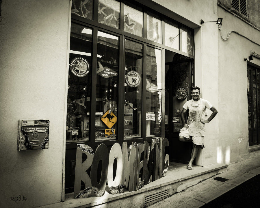 Boutique Wallaby Boomerangs à Hyères – façade The Boomerang House avec le créateur artisan devant sa vitrine