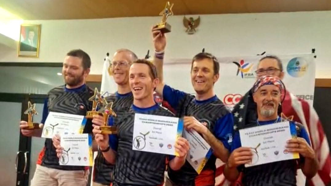 L'équipe américaine de boomerang célèbre sa 1re place aux Championnats du Monde de boomerang 2026 en Indonésie avec trophée