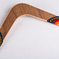 Boomerang bipale Vintage en bois naturel motifs pointillistes noir orange et rouge sur fond blanc 
