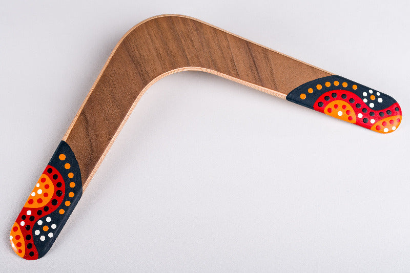 Boomerang bipale Vintage en bois naturel motifs pointillistes noir orange et rouge sur fond blanc 