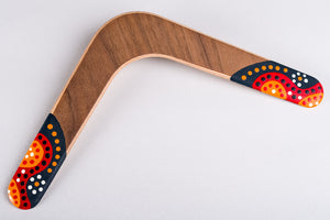 Boomerang bipale Vintage en bois naturel motifs pointillistes noir orange et rouge sur fond blanc 