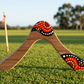 Boomerang Waak en bois, motifs aborigènes pointillistes rouge et noir, terrain de lancer australien