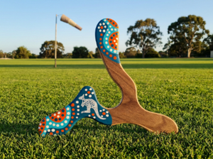 Boomerang Wallaby bipale en bois, motif kangourou aborigène, pointillés turquoise orange et blanc, terrain australien