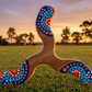 Boomerang Wanguri en bois, motifs aborigènes pointillistes bleu rouge orange, coucher de soleil australien
