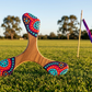 Boomerang Wankura tripale en bois, motifs aborigènes pointillistes violet turquoise rouge et orange, terrain de lancer australien