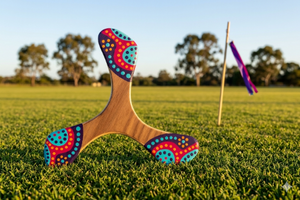 Boomerang Wankura tripale en bois, motifs aborigènes pointillistes violet turquoise rouge et orange, terrain de lancer australien