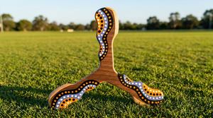 Le Wata – Boomerang en bois peint à la main