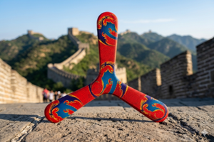 Boomerang Dragons tripale rouge, motifs dragons chinois bleu orange et or, sur la Grande Muraille de Chine
