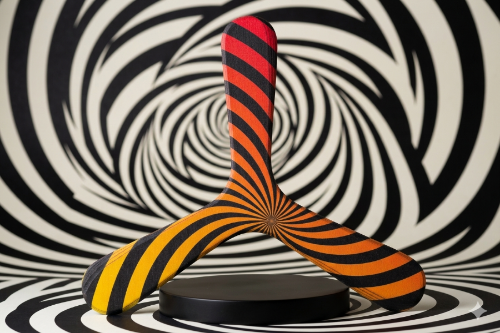 Boomerang tripale Spirale en bois, rayures noires et dégradé rouge orange jaune