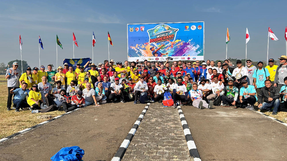 Photo de groupe des lanceurs de boomerang du monde entier aux Championnats du Monde de boomerang 2026 en Indonésie