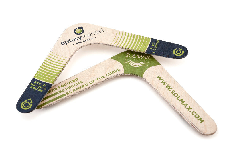 Deux boomerangs bipale en bois personnalisés avec logos d'entreprise Optesys Conseil et Solmax sur fond blanc