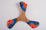 Boomerang tripale Wankura en bois motifs pointillistes aborigènes bleu orange et rouge sur fond blanc