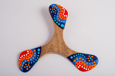 Boomerang tripale Wankura en bois motifs pointillistes aborigènes bleu orange et rouge sur fond blanc