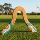 Boomerang Wawilak bipale en bois naturel, motifs aborigènes pointillistes turquoise orange et blanc, terrain de lancer australien