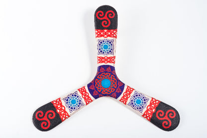 Boomerang tripale Celtique en bois, motifs nœuds celtiques et triskel rouge et bleu