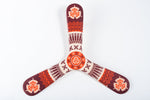 Boomerang tripale Fidji en bois, motifs ethniques polynésiens bordeaux et orange