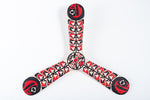 Boomerang tripale Haida en bois, motifs art amérindien totem rouge et noir