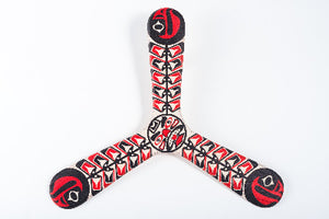 Boomerang tripale Haida en bois, motifs art amérindien totem rouge et noir