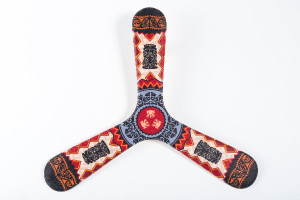 Boomerang tripale Hawaii en bois, motifs tiki et tribal rouge noir, jouet de lancer