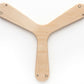 Kit de boomerang en bois à poncer sur un fond blanc