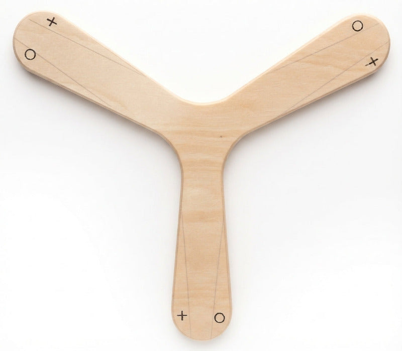 Kit de boomerang en bois à poncer sur un fond blanc