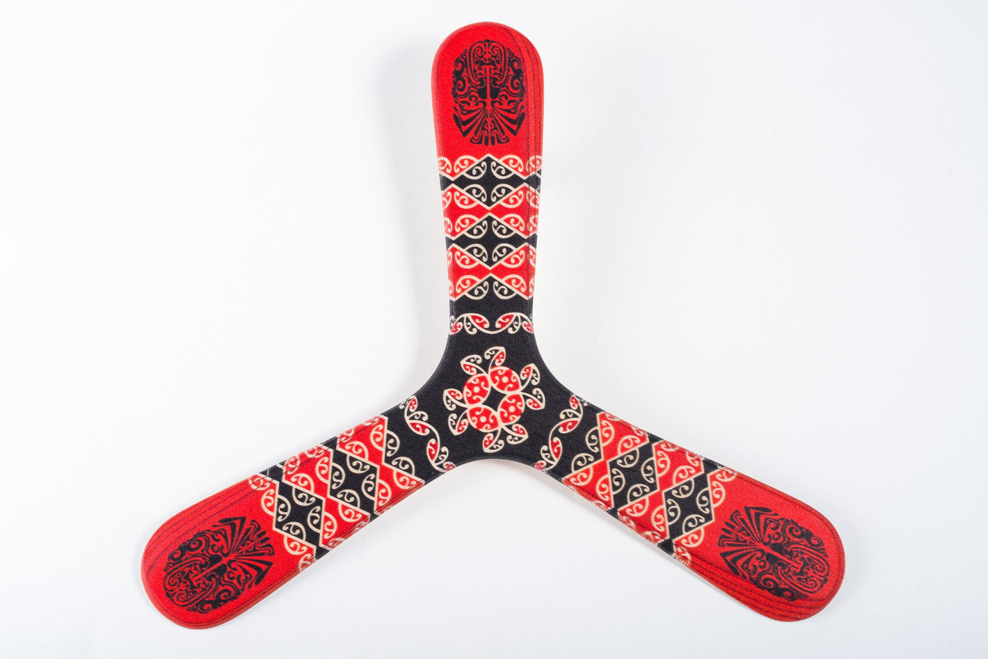 Boomerang maori en bois artisanal – motifs traditionnels polynésiens sculptés, pièce de collection authentique