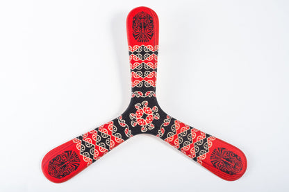 Boomerang maori en bois artisanal – motifs traditionnels polynésiens sculptés, pièce de collection authentique