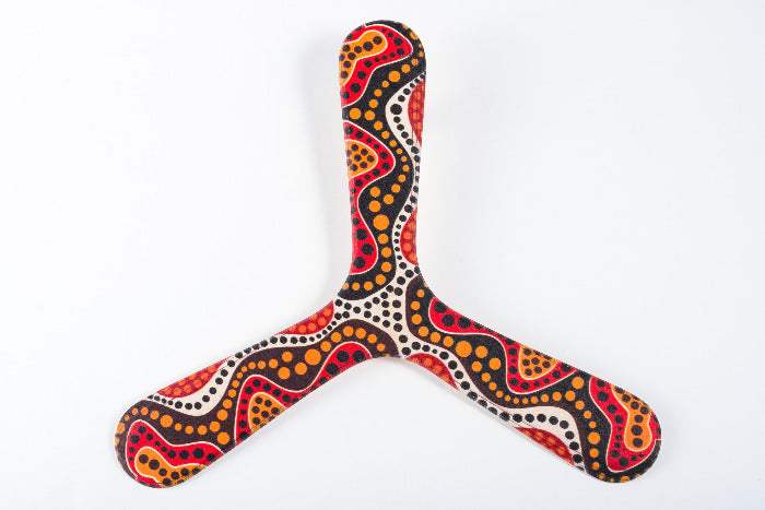  Boomerang tripale en bois Ozzie, décoration aborigenes australiennes vives multicolores sur fond blanc