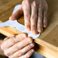 Pliage du boomerang en carton sur le bord de la table
