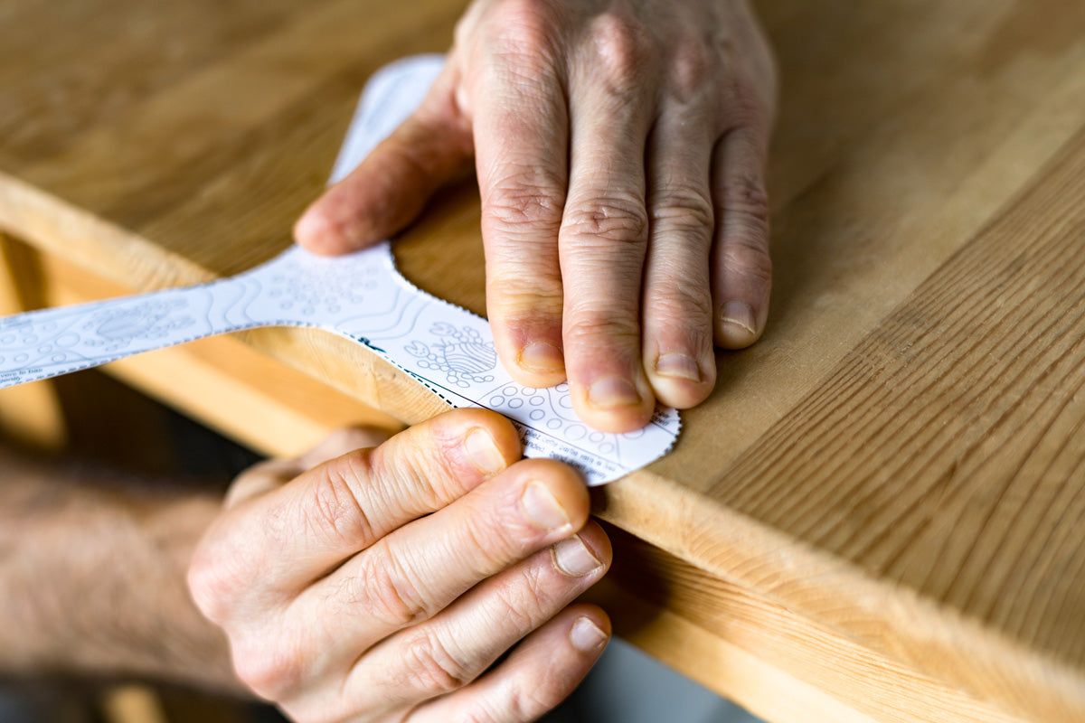 Pliage du boomerang en carton sur le bord de la table