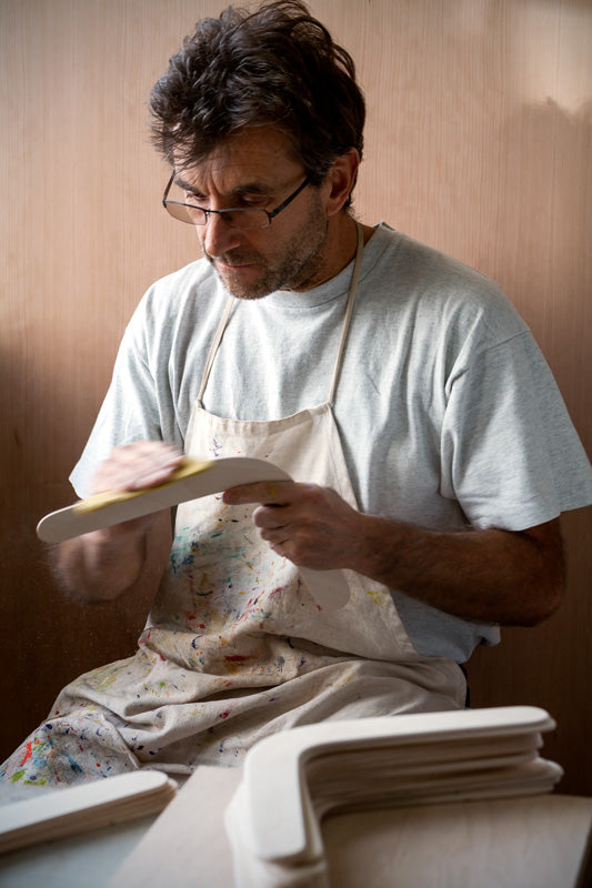 boomerang poncer à la main dans mon atelier de Hyères