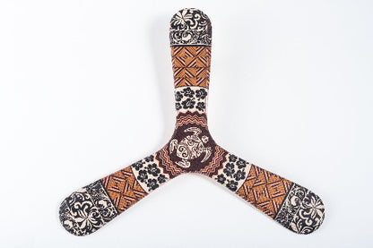 Boomerang tripale Tahiti en bois, motifs polynésiens tortue et hibiscus marron noir

