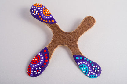 Boomerang Tiwi peint à la main – motifs aborigènes authentiques, pièce d'art unique et collection ethnique