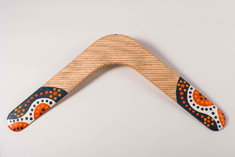 Boomerang bipale Vintage en bois strié – motifs aborigènes peints à la main, noir orange et blanc