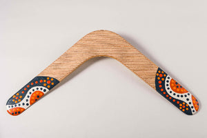 Boomerang bipale Vintage en bois strié – motifs aborigènes peints à la main, noir orange et blanc