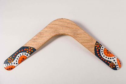Boomerang bipale Vintage en bois strié – motifs aborigènes peints à la main, noir orange et blanc