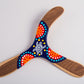 Boomerang tripale Warramba, décoration artisanale pointillés aborigènes bleu rouge orange avec tortue centrale