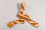 Boomerang tripale Yallingup, marqueterie artisanale rayures bois naturel et brun, silhouette organique ondulée