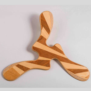 boomerang en bois avec finition en marqueterie