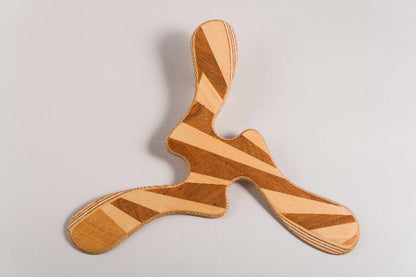 Boomerang tripale Yallingup, marqueterie artisanale rayures bois naturel et brun, silhouette organique ondulée