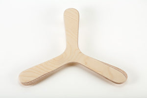 boomerang en bois à décorer sur un fond blanc