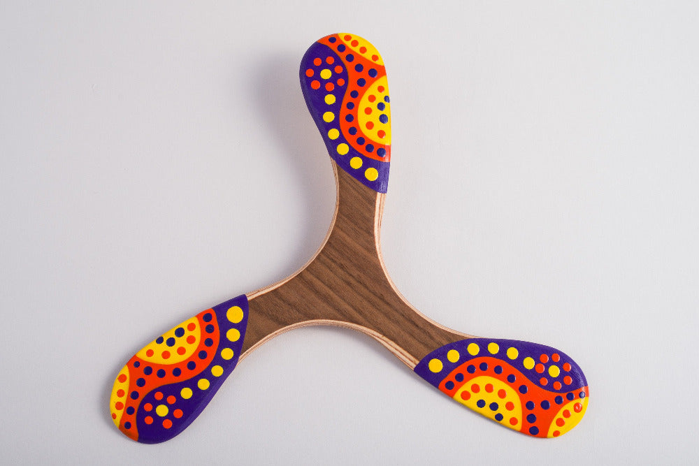Boomerang tripale Canberra, décoration artisanale pointillés aborigènes violet, orange et jaune vif sur bois
