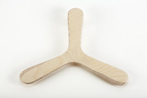 boomerang en bois à décorer sur un fond blanc